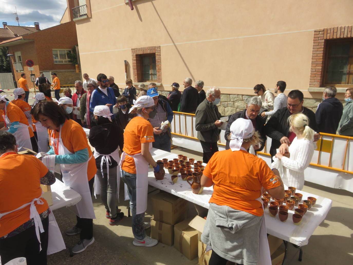 Fotos: Herce reparte 1.300 raciones en la Feria de la Cebolla Asada