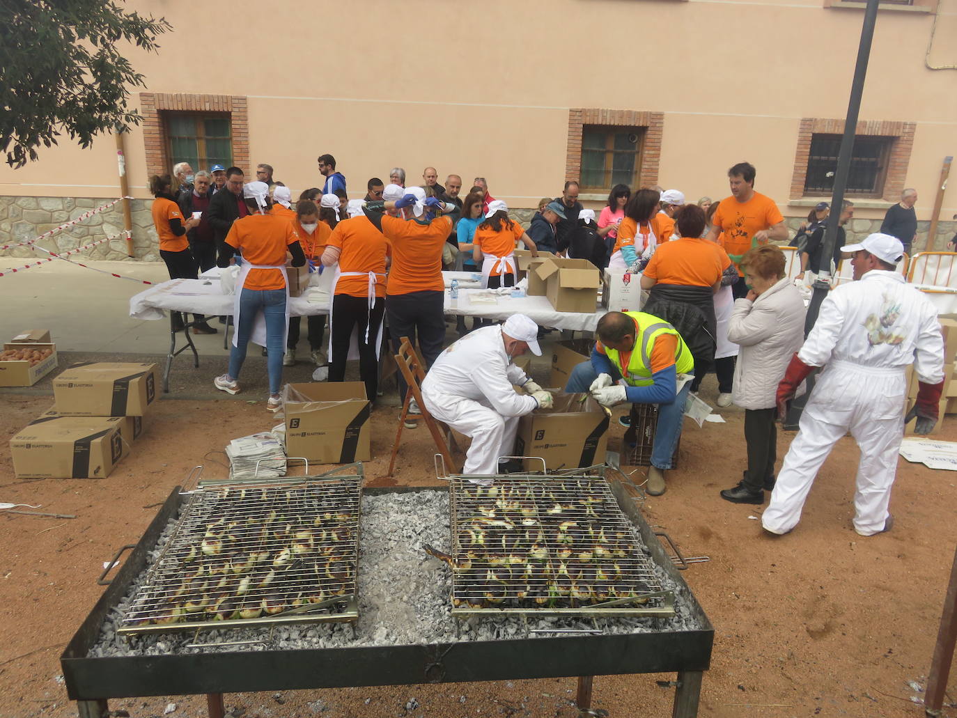 Fotos: Herce reparte 1.300 raciones en la Feria de la Cebolla Asada