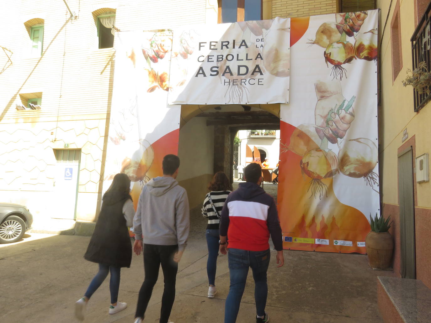 Fotos: Herce reparte 1.300 raciones en la Feria de la Cebolla Asada