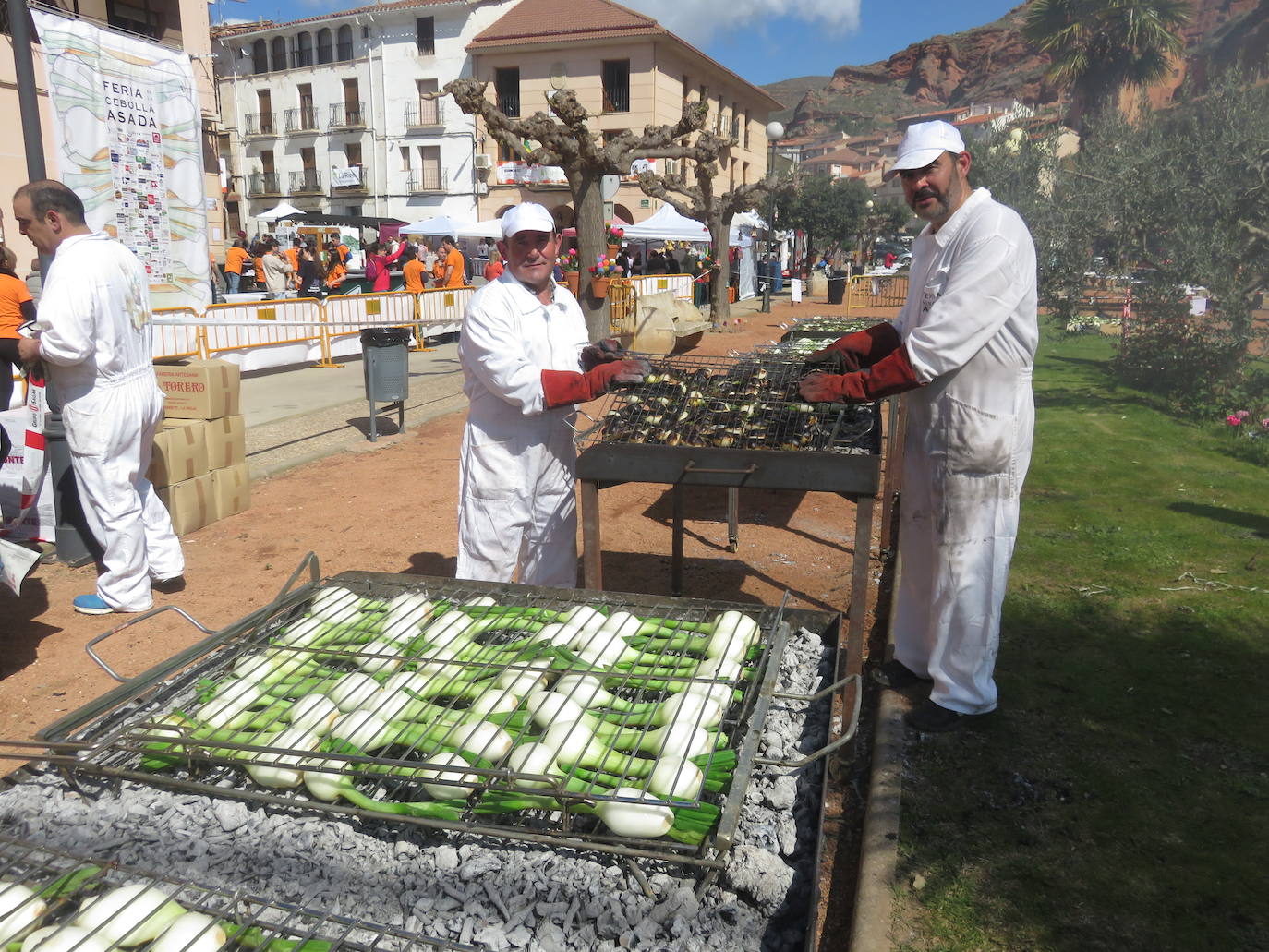 Fotos: Herce reparte 1.300 raciones en la Feria de la Cebolla Asada