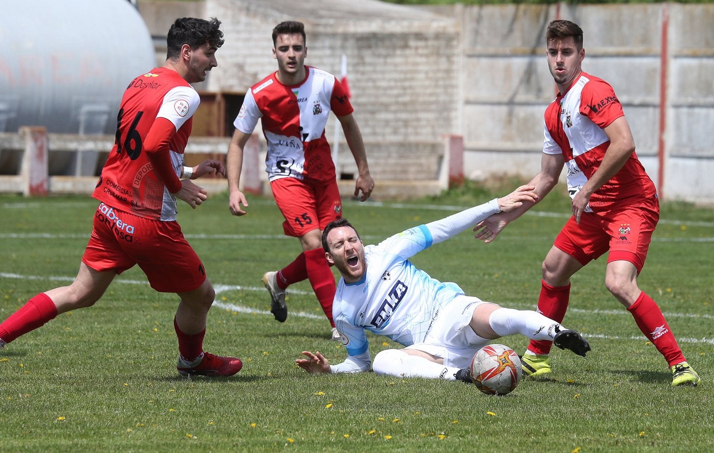 Un jugador del Arnedo cae al suelo ante la presión del Varea. 