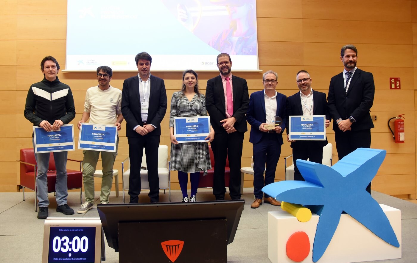 Foto de familia de los finalistas y del ganador de los premios EmprendeXXI, junto a Luis Alonso, Jordi García y Carlos Sánchez. 