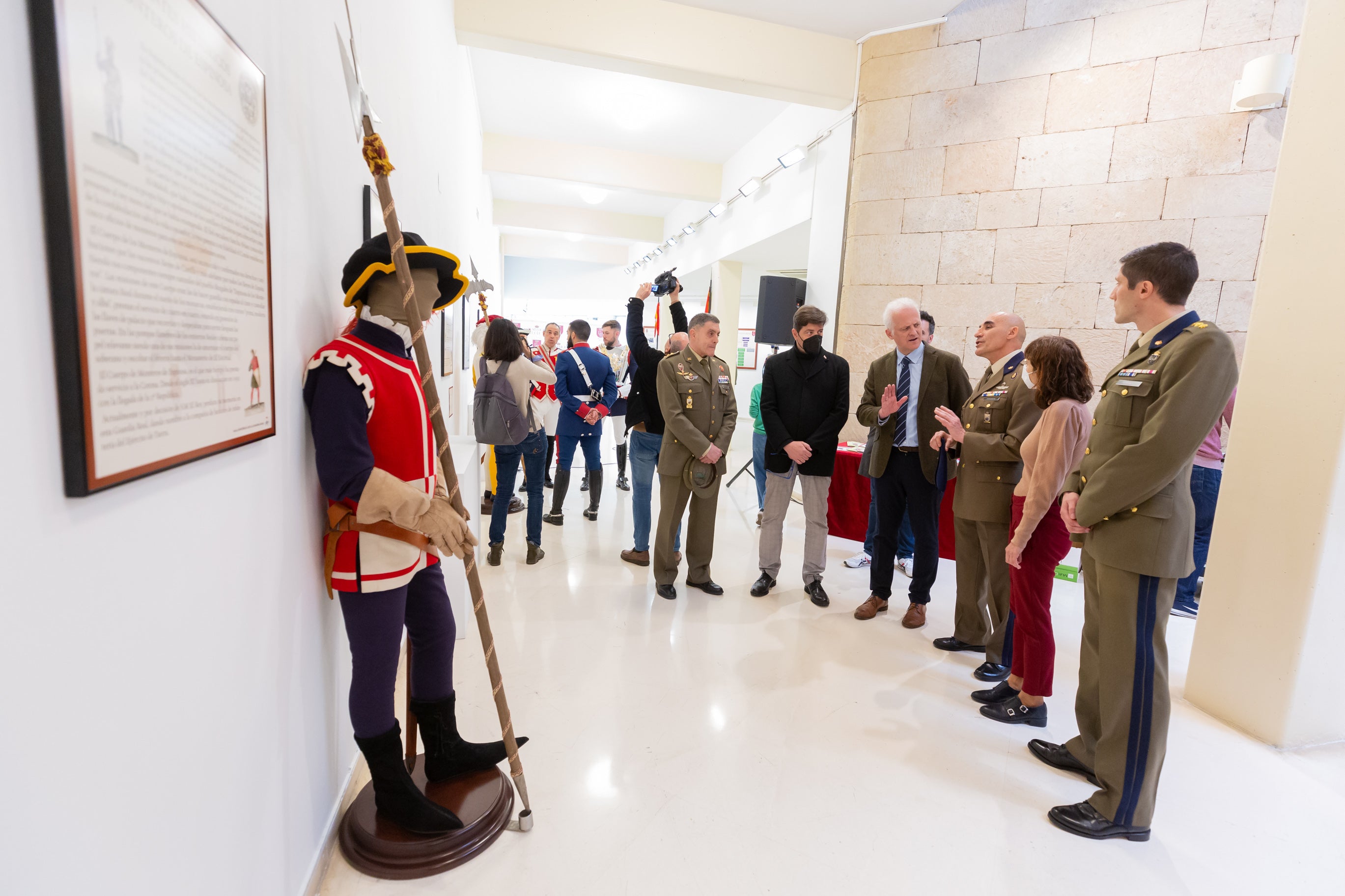 Fotos: La Guardia Real acerca su historia, desde 1504, en una muestra en el Ayuntamiento de Logroño