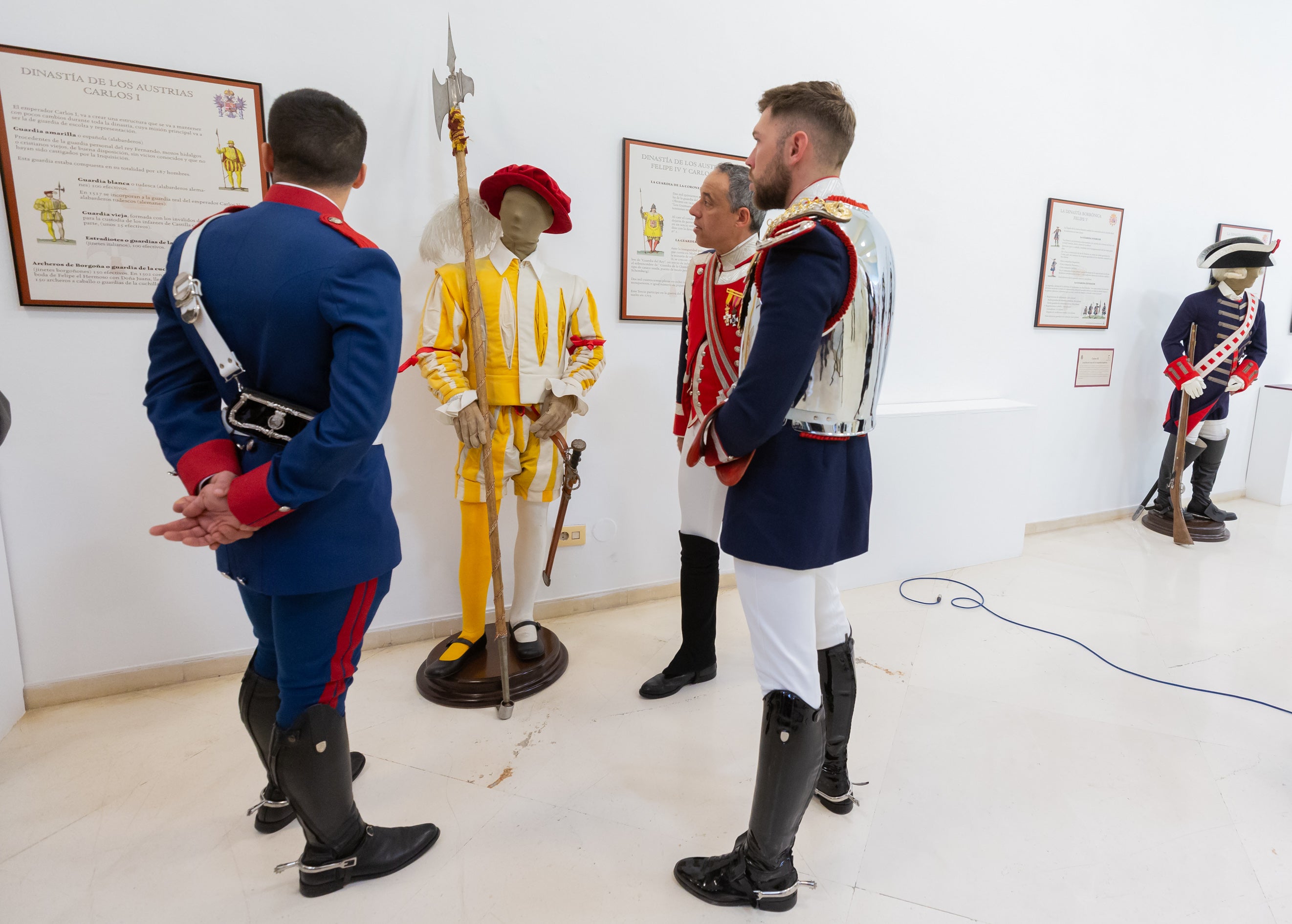 Fotos: La Guardia Real acerca su historia, desde 1504, en una muestra en el Ayuntamiento de Logroño