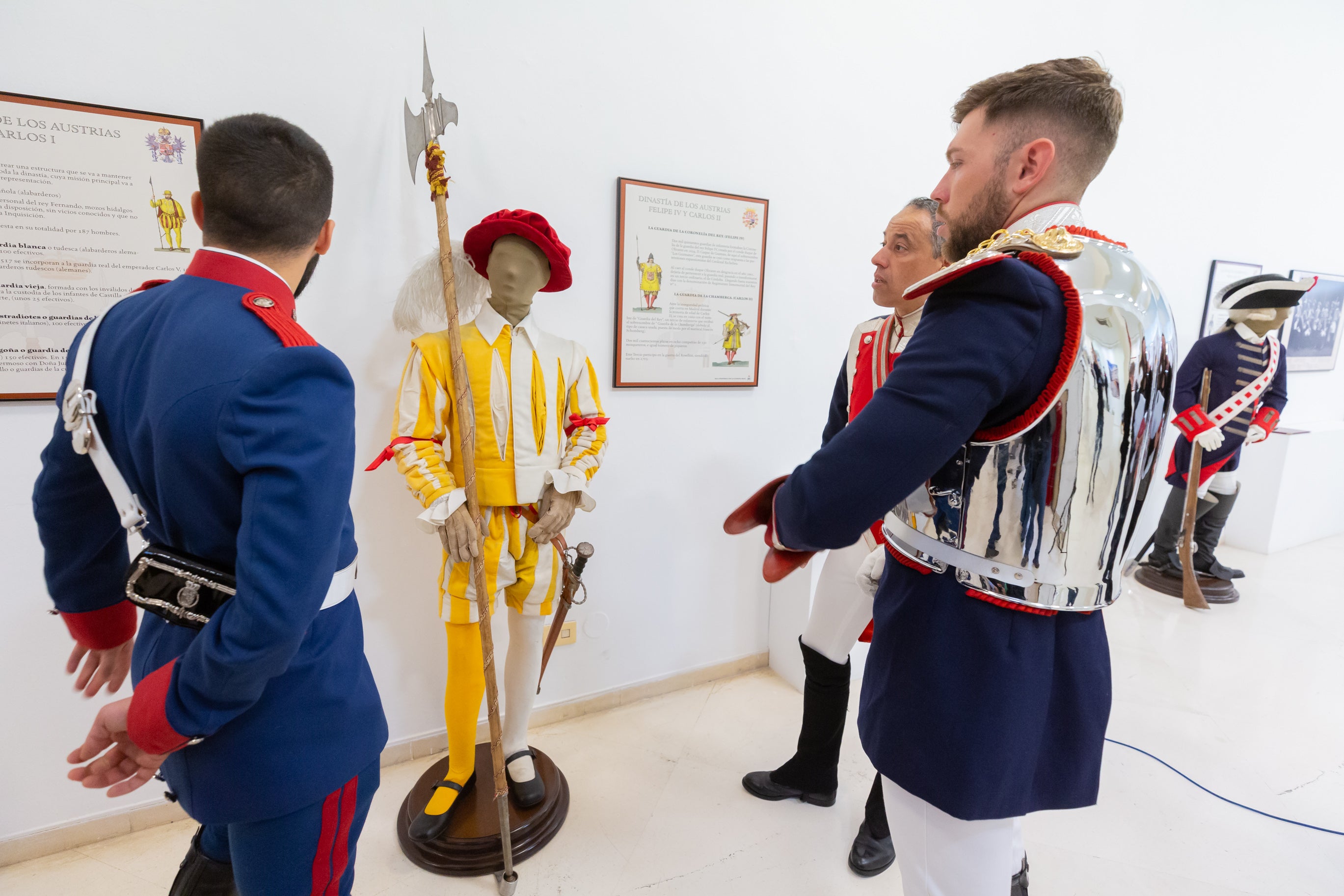 Fotos: La Guardia Real acerca su historia, desde 1504, en una muestra en el Ayuntamiento de Logroño