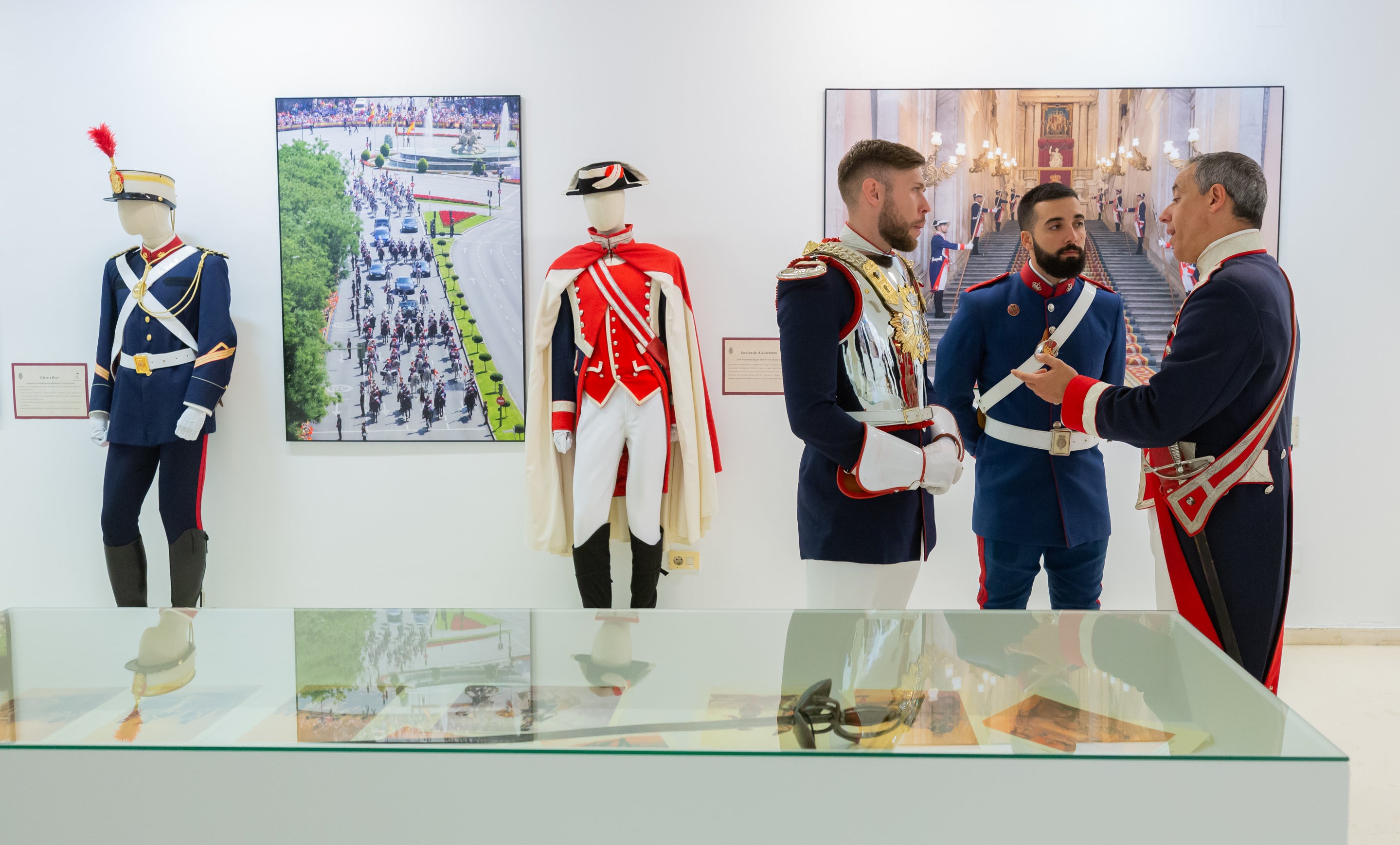 Fotos: La Guardia Real acerca su historia, desde 1504, en una muestra en el Ayuntamiento de Logroño