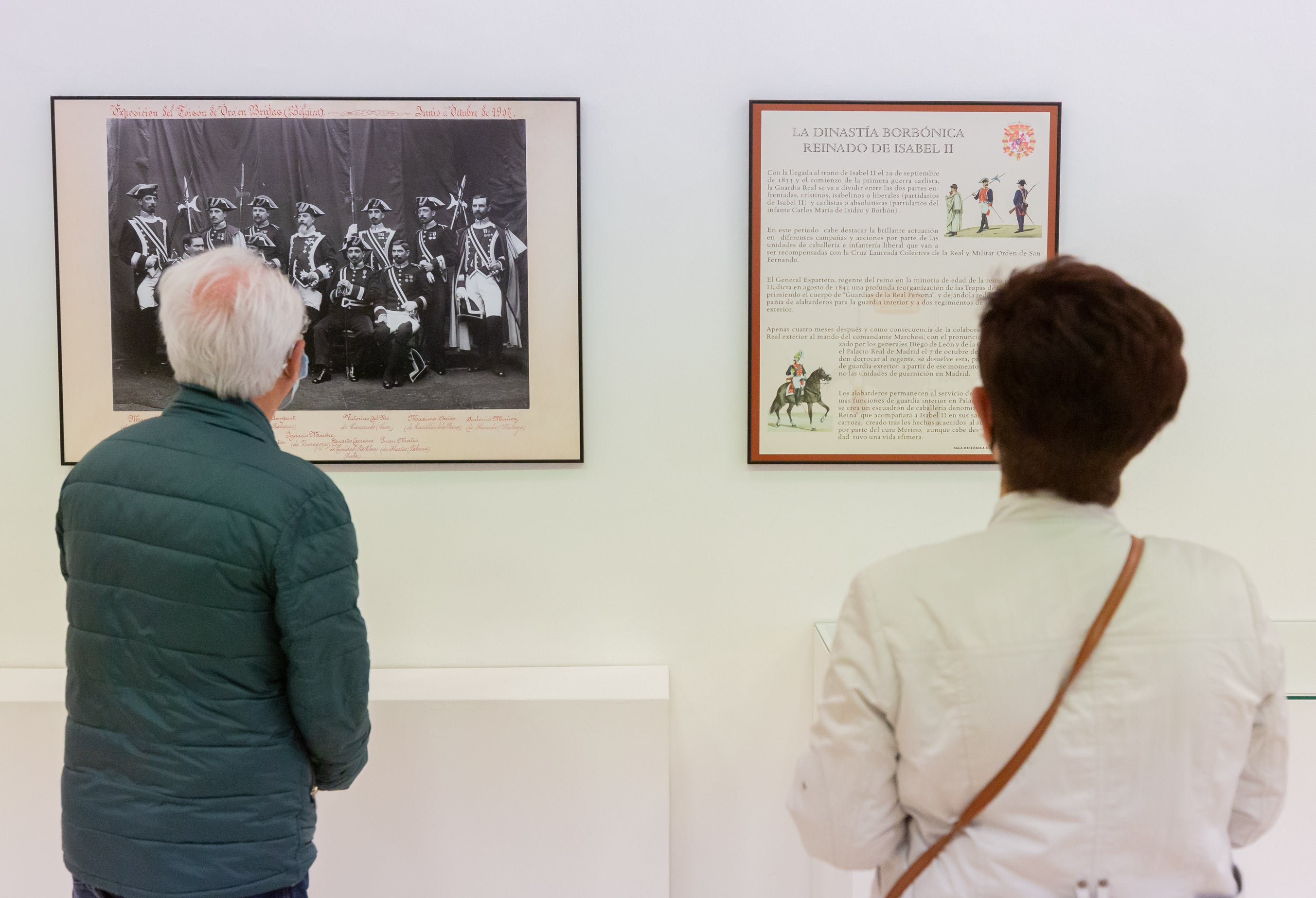 Fotos: La Guardia Real acerca su historia, desde 1504, en una muestra en el Ayuntamiento de Logroño