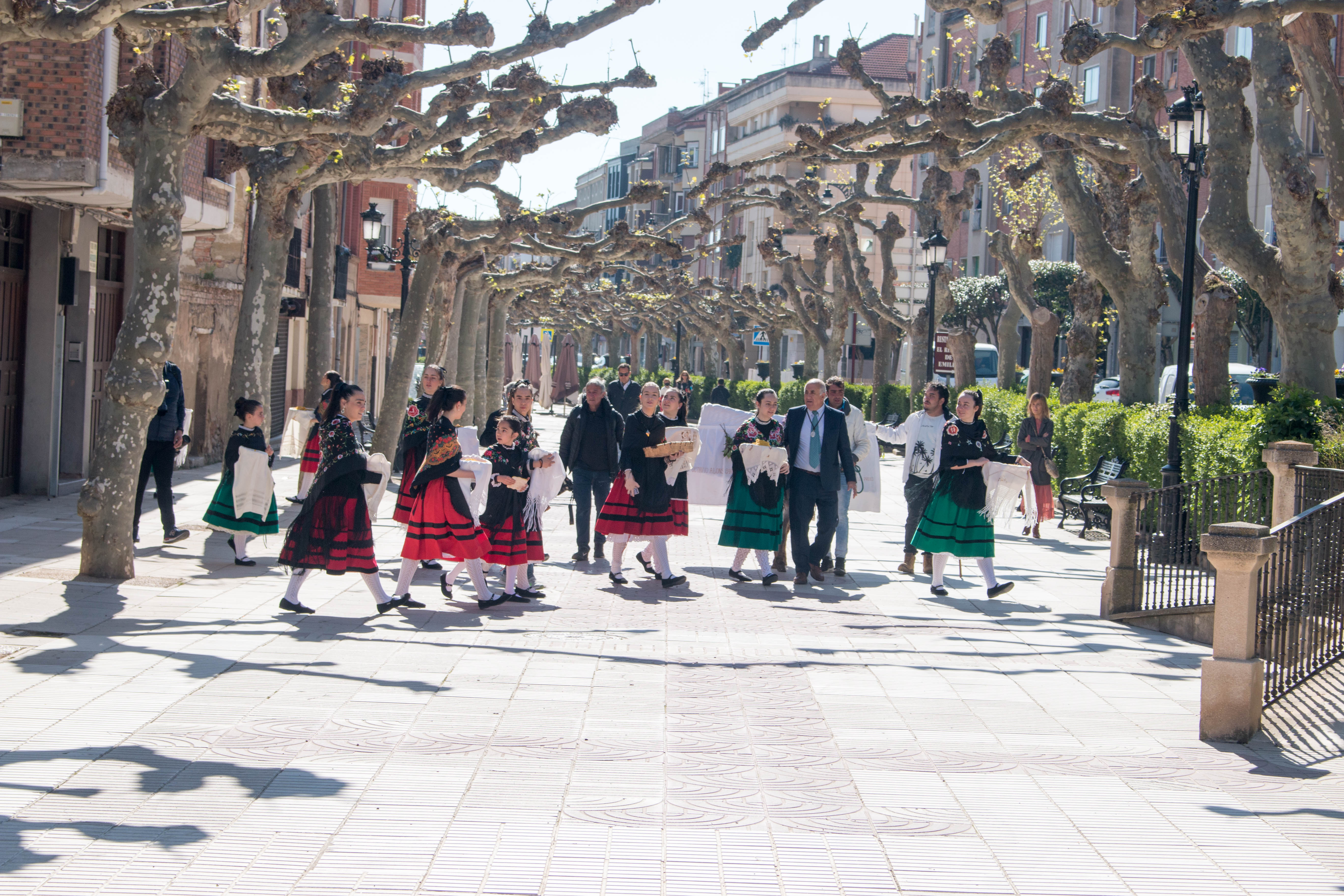 Fotos: La cofradía del Santo y las doncellas reparten en la mañana de este domingo el Pan del Santo