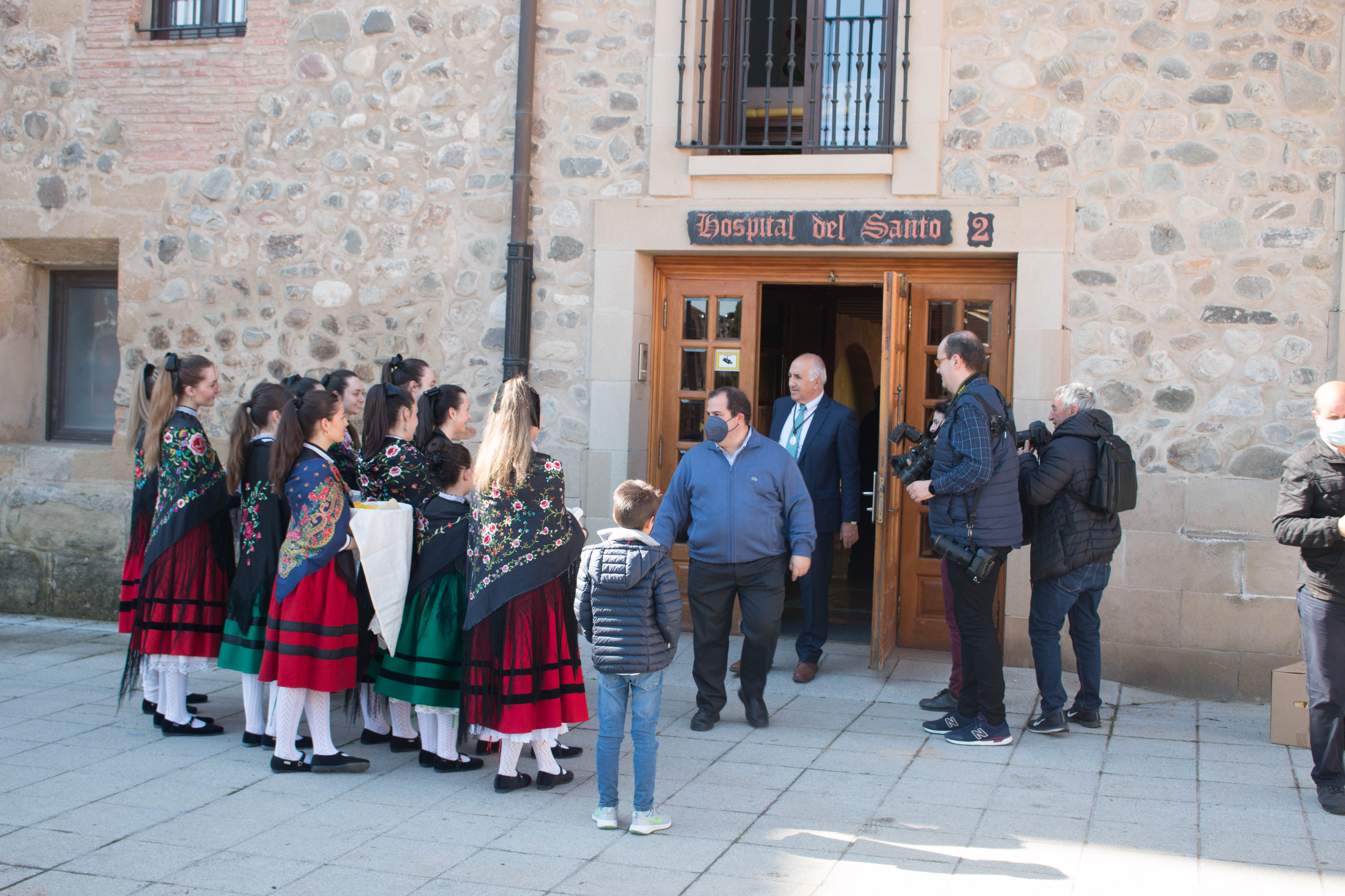 Fotos: La cofradía del Santo y las doncellas reparten en la mañana de este domingo el Pan del Santo