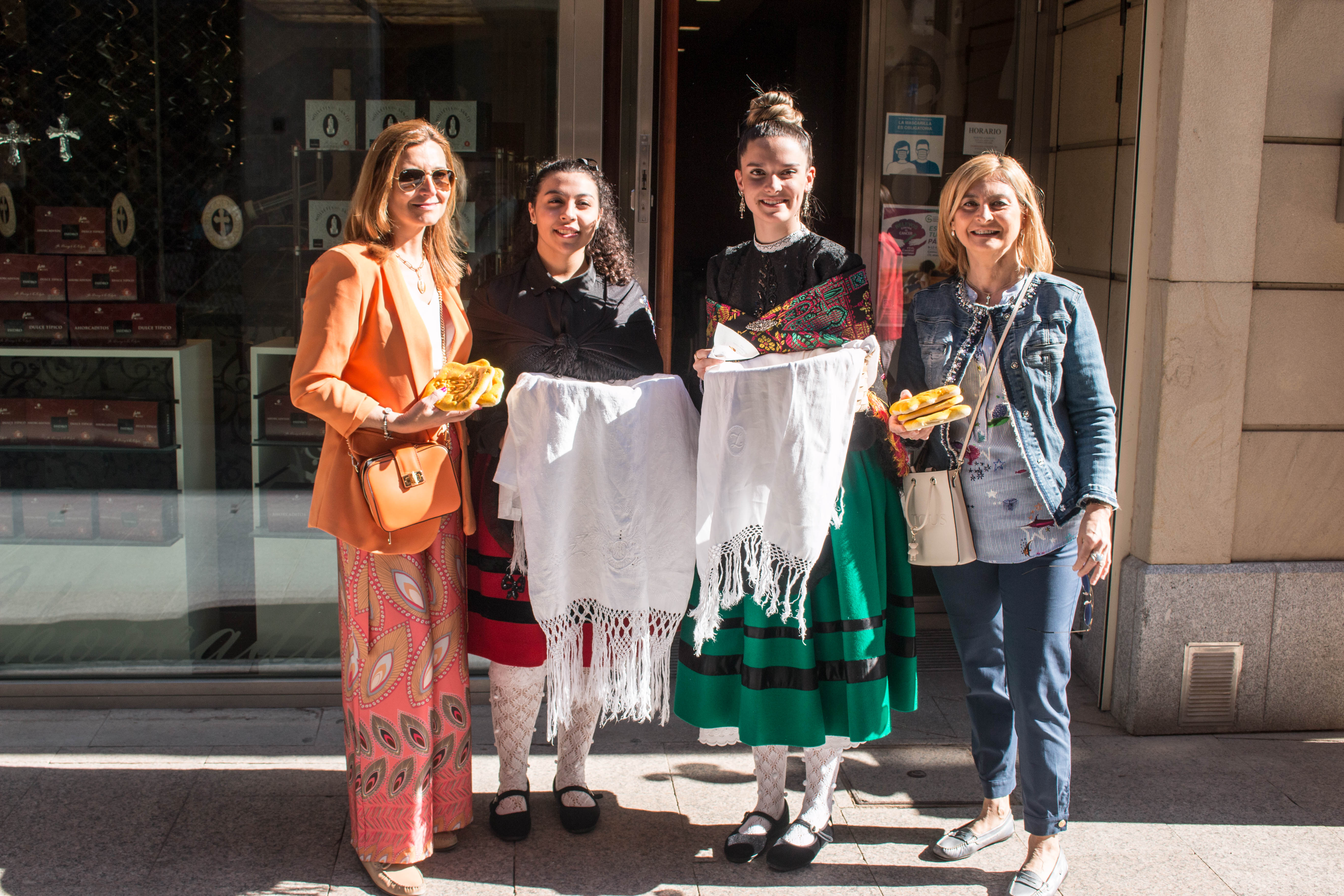 Fotos: La cofradía del Santo y las doncellas reparten en la mañana de este domingo el Pan del Santo