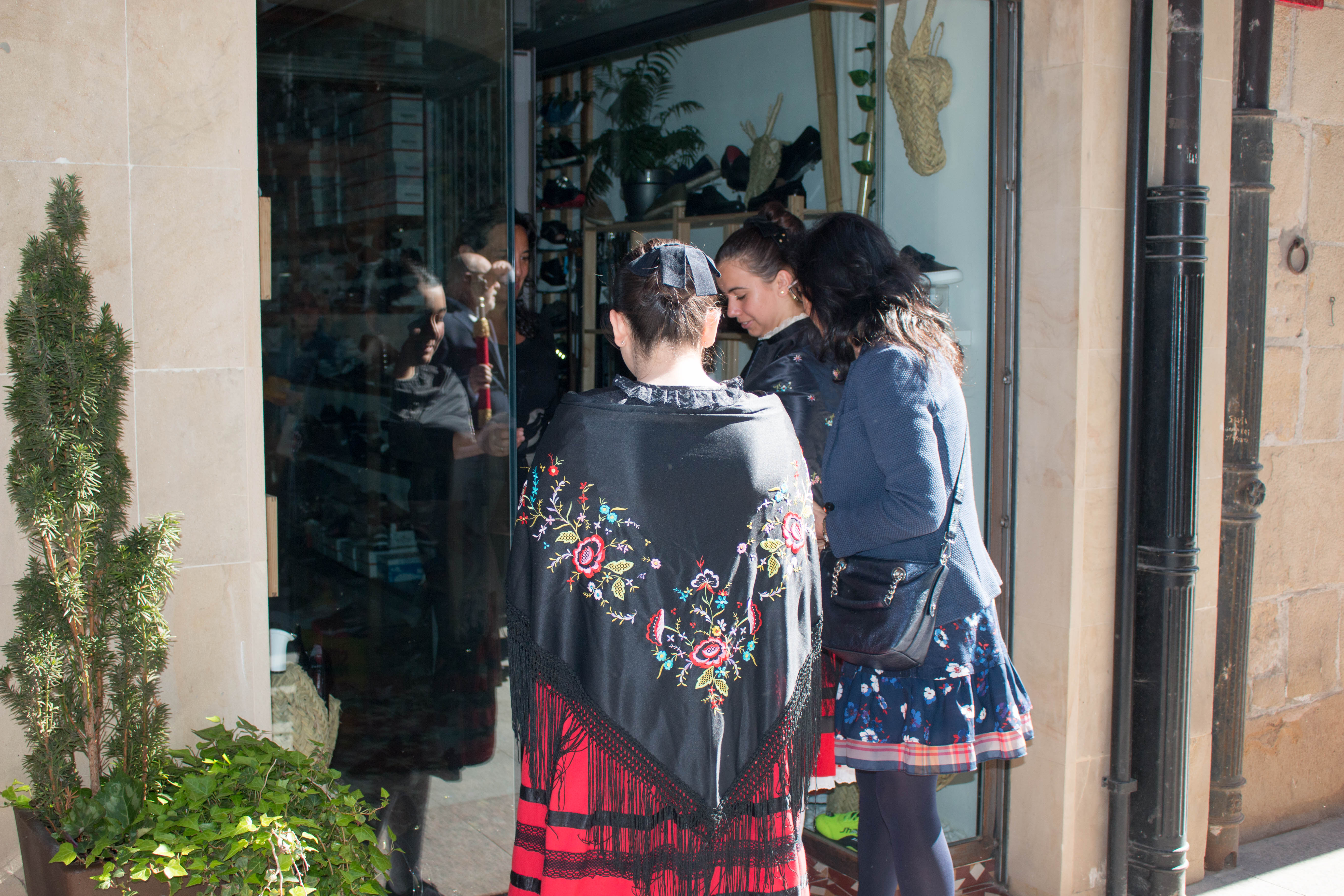 Fotos: La cofradía del Santo y las doncellas reparten en la mañana de este domingo el Pan del Santo