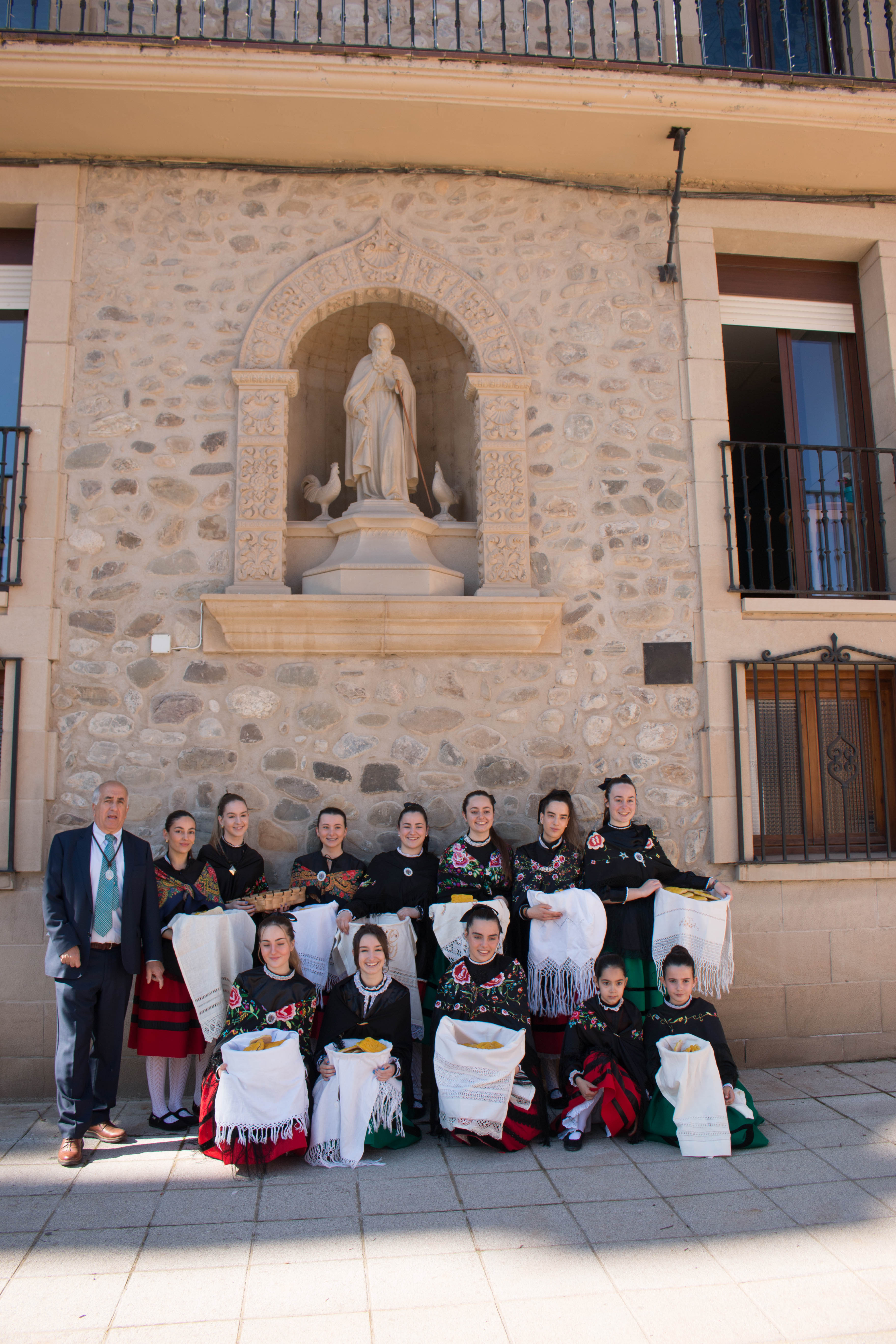 Fotos: La cofradía del Santo y las doncellas reparten en la mañana de este domingo el Pan del Santo