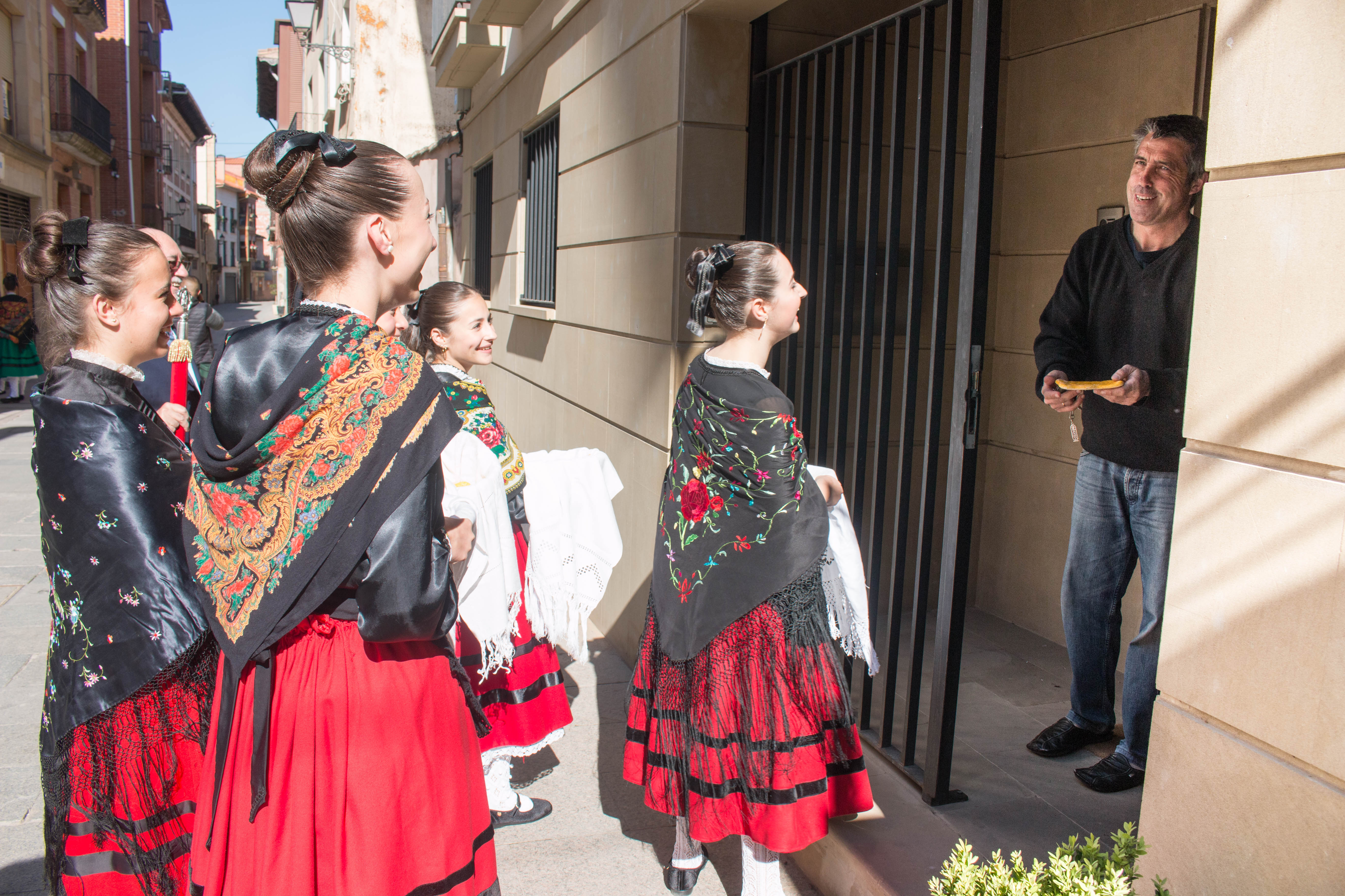 Fotos: La cofradía del Santo y las doncellas reparten en la mañana de este domingo el Pan del Santo