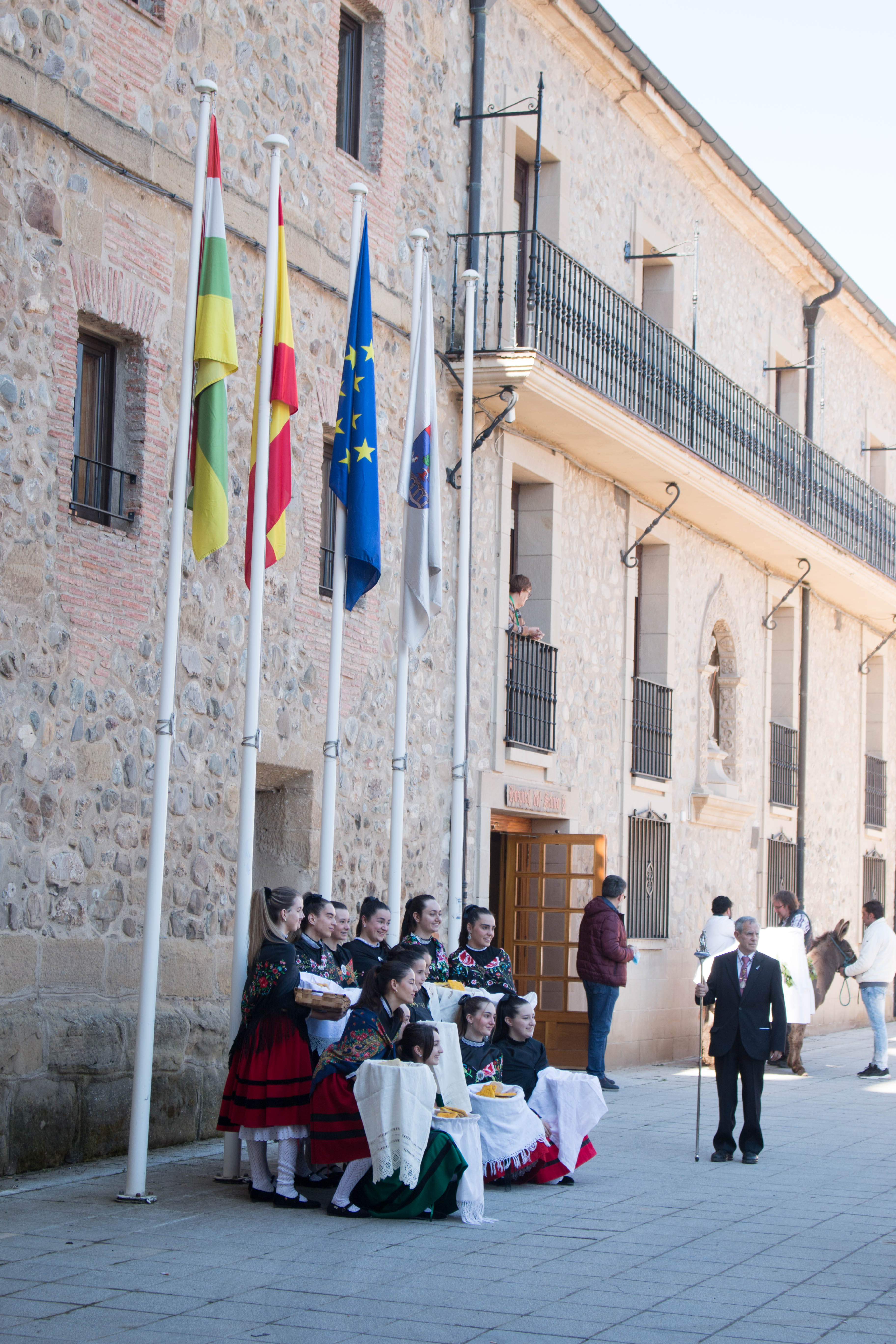 Fotos: La cofradía del Santo y las doncellas reparten en la mañana de este domingo el Pan del Santo