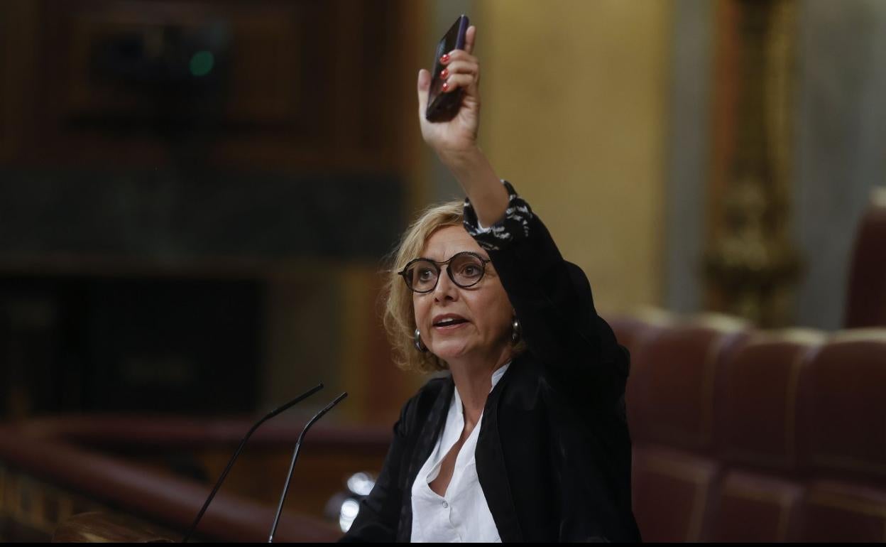 La diputada de ERC Monstserrat Bassa muestra un teléfono en el Congreso. 