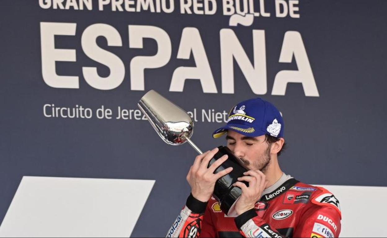 Bagnaia besa el trofeo de campeón del GP de España