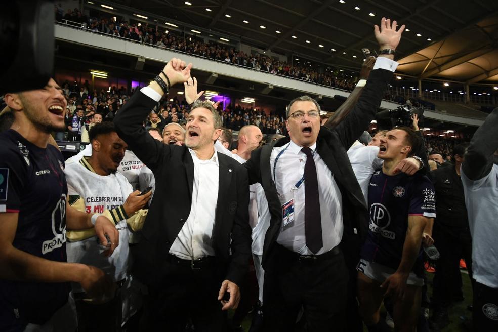 Felicidad. Philippe Montanier, a la izquierda, y Damien Comolli, a la derecha, celebran el ascenso del Toulouse, tras ganar al Niort por 2-0. 