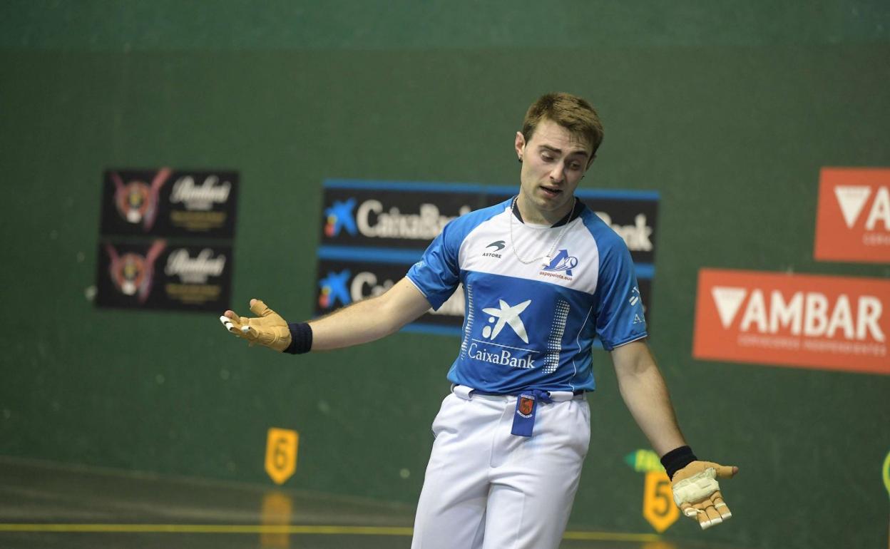 Iker Salaberria se lamenta tras un error. 