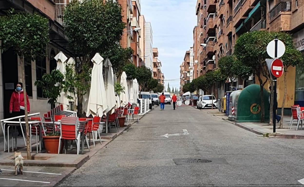 Terrazas en la calle Maestro Falla, reabierta al tráfico. 