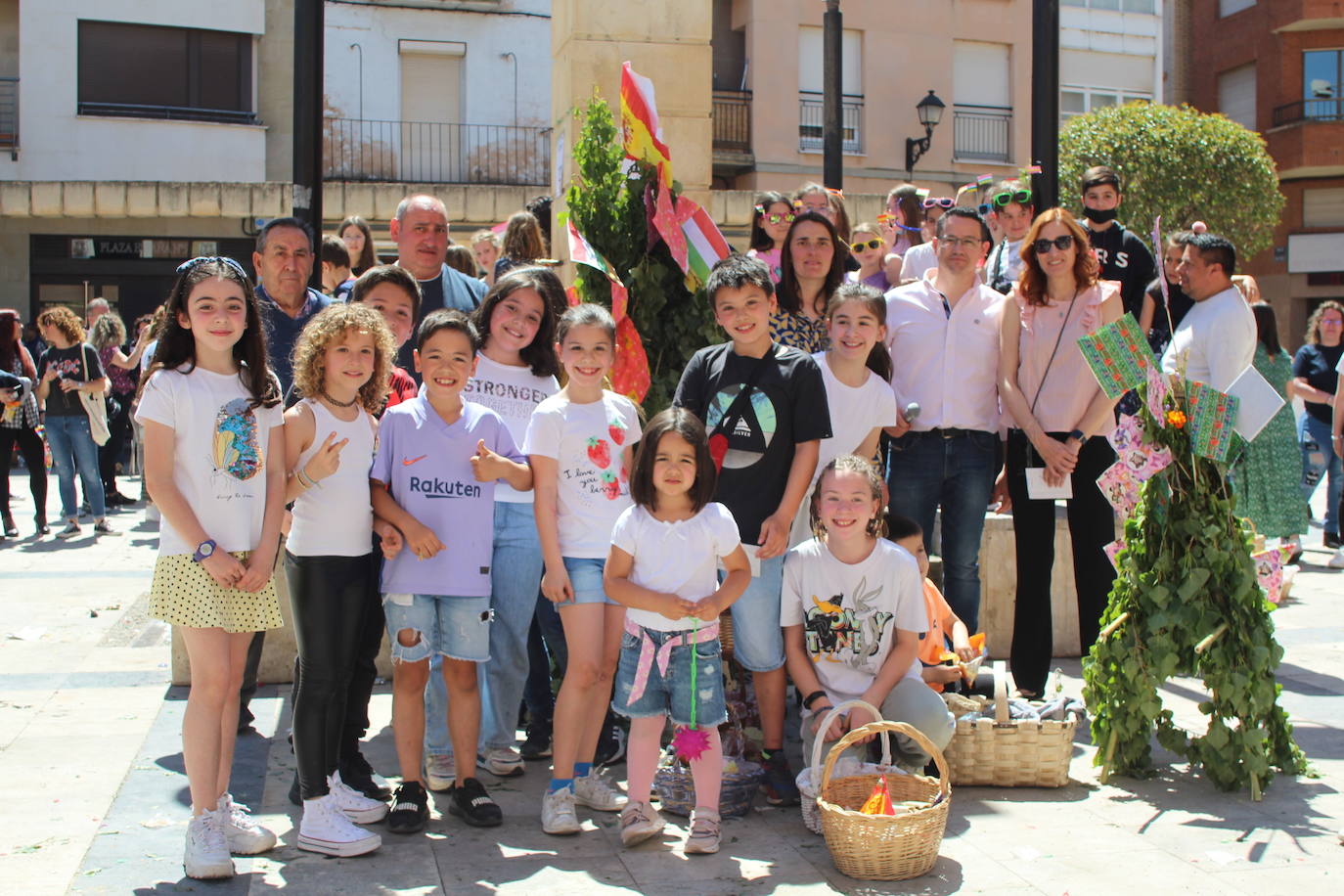 Fotos: Los Mayos de Lardero hacen bullir la plaza