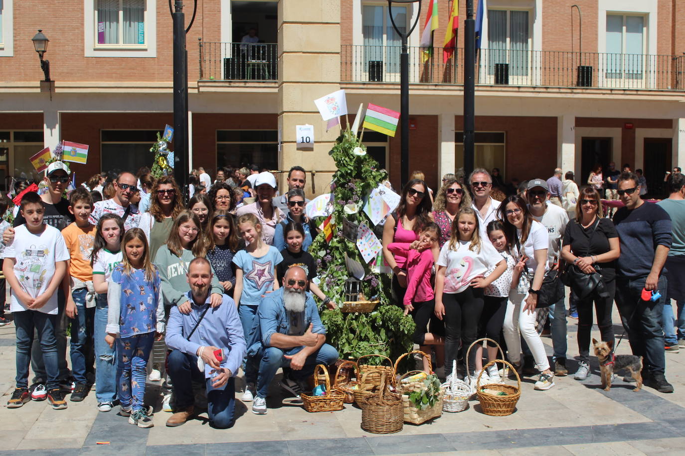 Fotos: Los Mayos de Lardero hacen bullir la plaza
