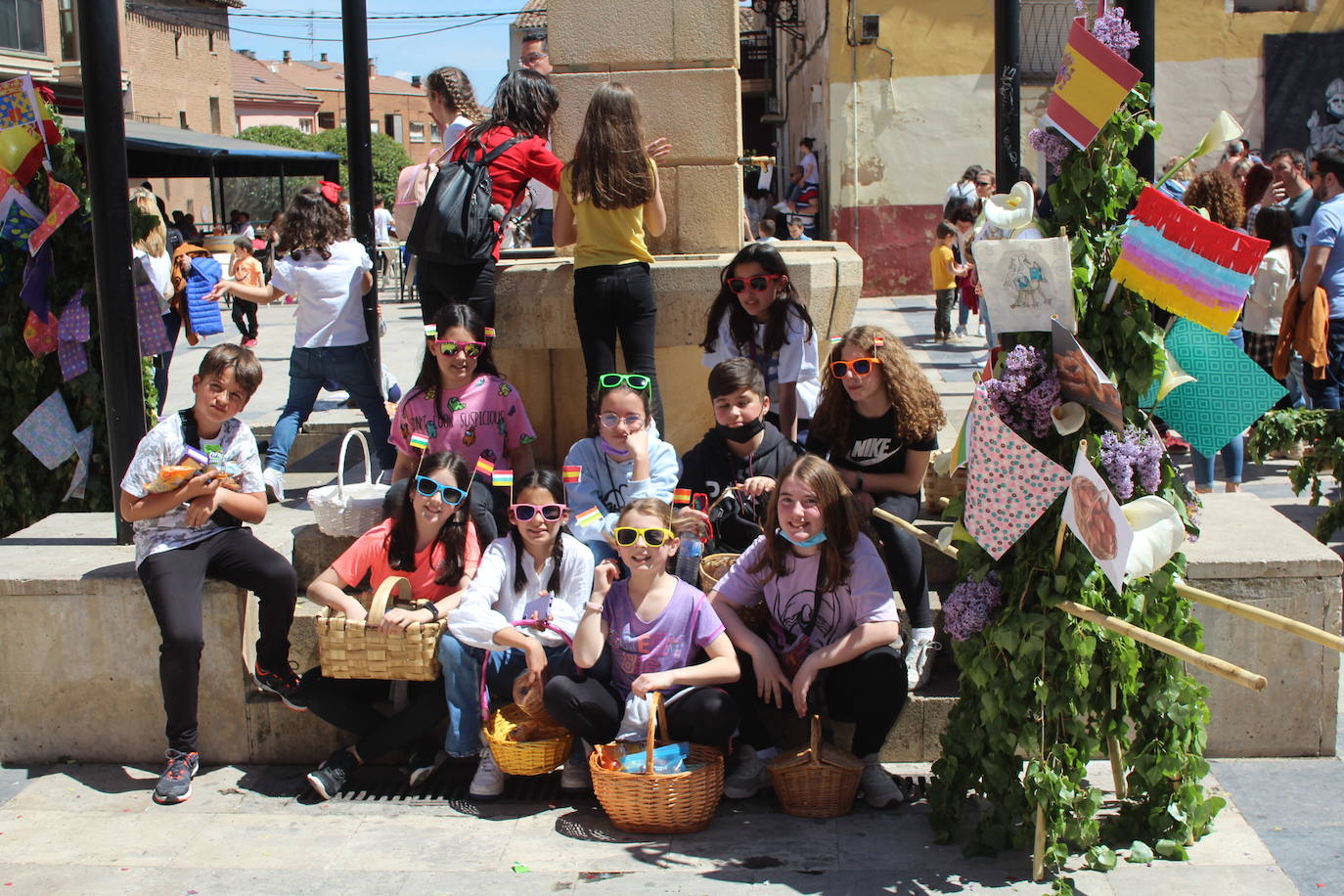 Fotos: Los Mayos de Lardero hacen bullir la plaza