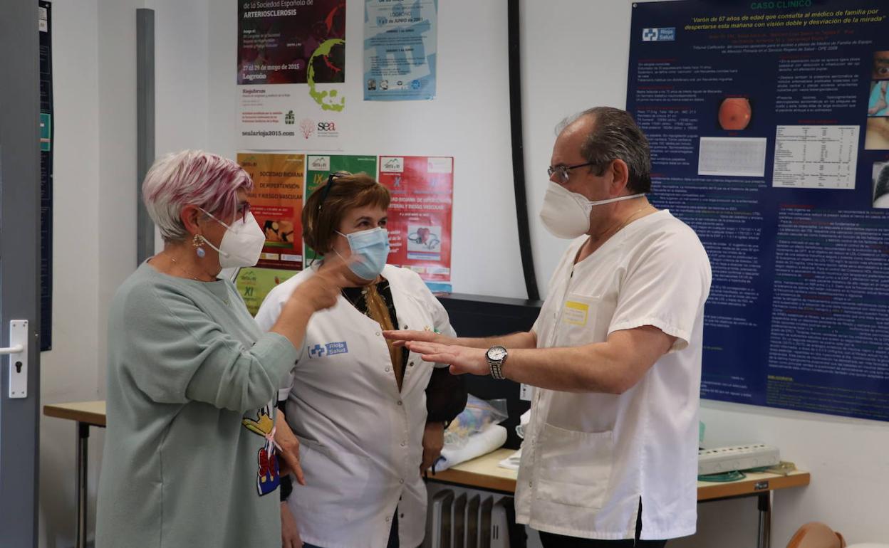 La edil de Servicios Sociales y presidenta del consejo de salud de zona, Carmen Ovejas, conversa con el director del centro de salud, Gonzalo Sáinz. 