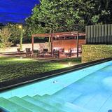 El hotel de los Rothschild en Samaniego tiene una piscina con terraza. 