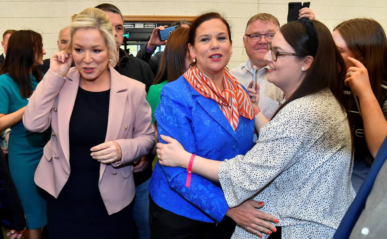 Michelle O'Neill (izda.) y la líder del Sinn Féin Mary Louise McDonald celebran este sábado los resultados de las elecciones en Irlanda del Norte.