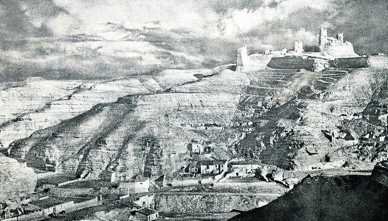 Cerro de Calatayud y escena de Semana Santa en Ibiza. 