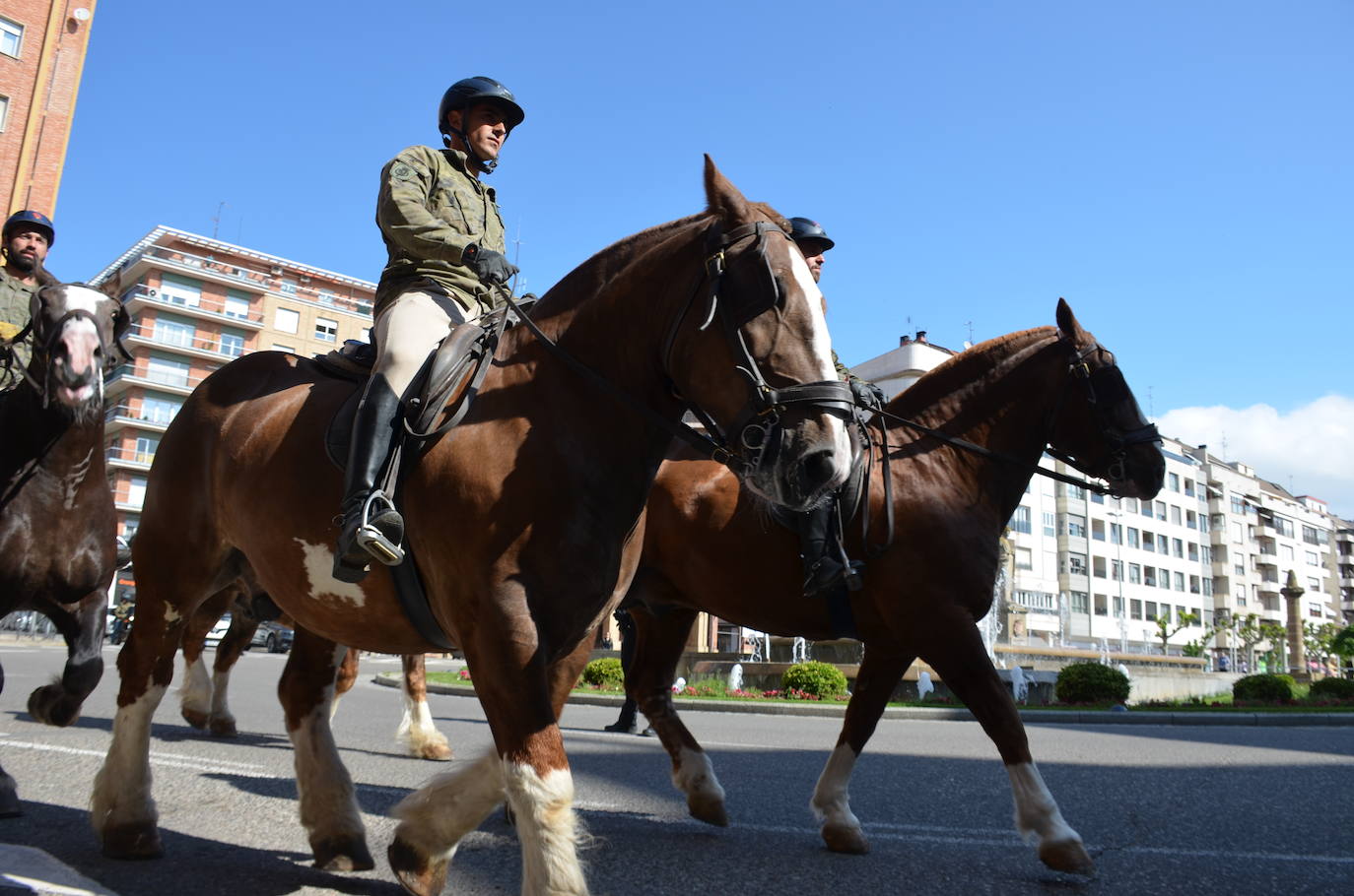 Fotos: Desfile de la Guardia Real a caballo por Calahorra