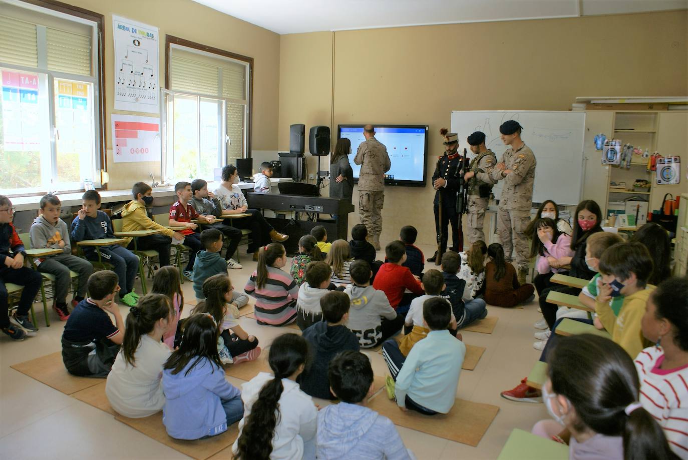 Visita de la Guardia Real al colegio San Fernando, de Nájera