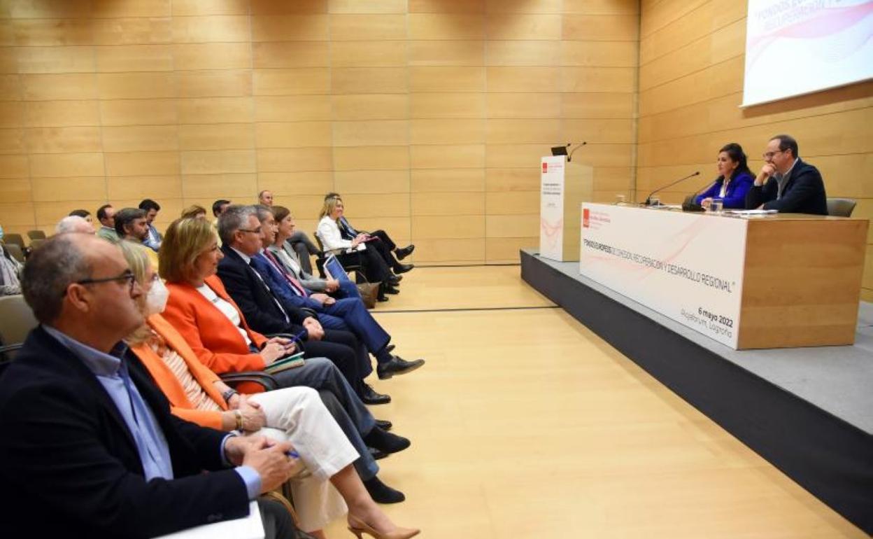 Luena y Andreu, durante la reunión con alcaldes en Riojafórum. 