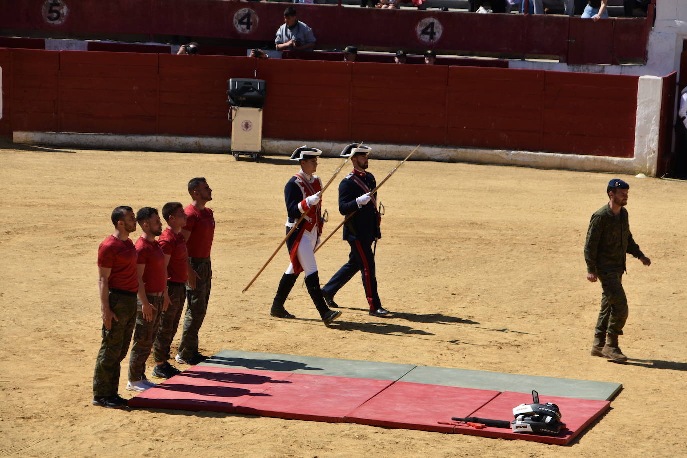 Fotos: Exhibición de la Guardia Real en la plaza de toros de Calahorra