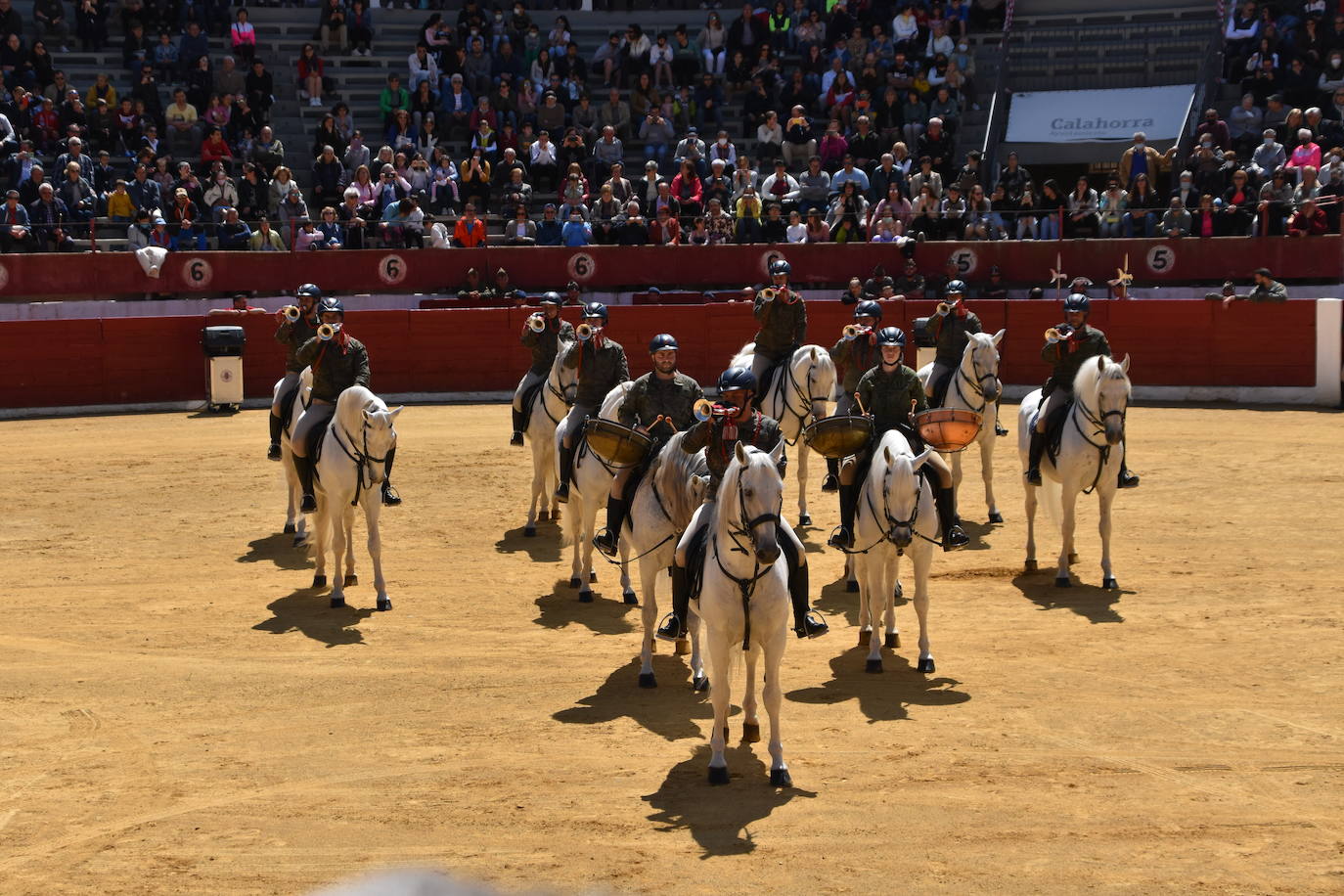Fotos: Exhibición de la Guardia Real en la plaza de toros de Calahorra