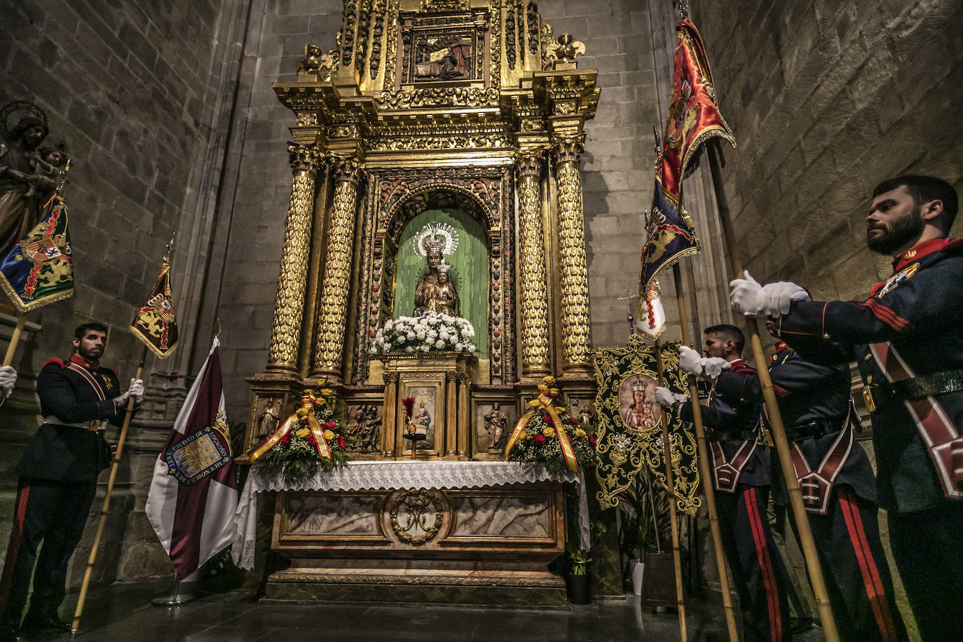 Fotos: La Guardia Real desfila por el centro de Logroño