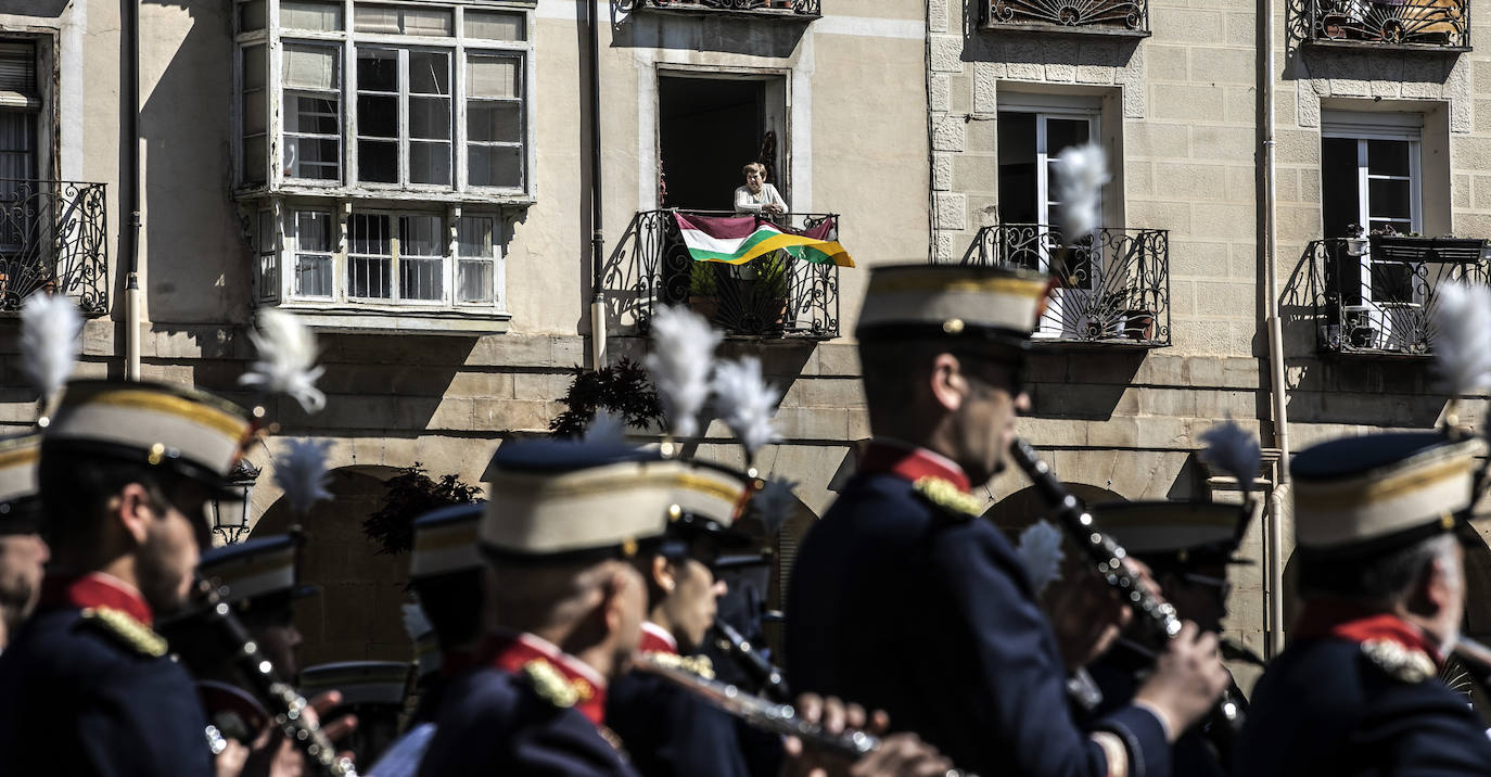 Fotos: La Guardia Real desfila por el centro de Logroño