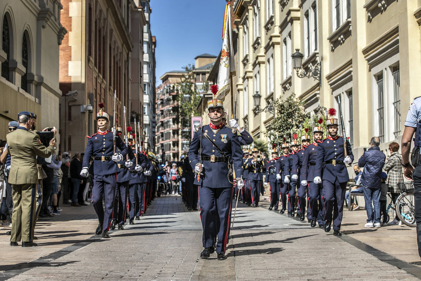 Fotos: La Guardia Real desfila por el centro de Logroño