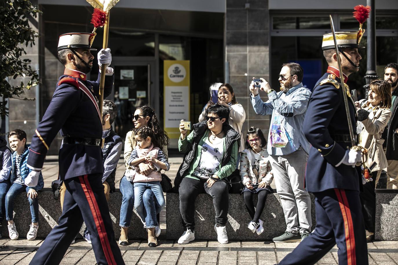Fotos: La Guardia Real desfila por el centro de Logroño