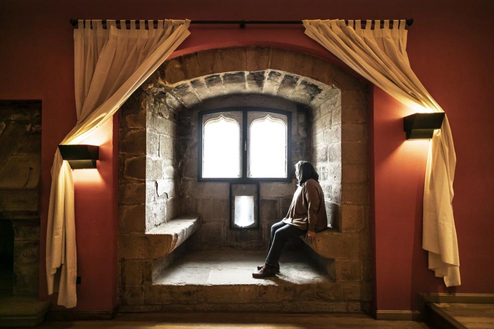 La alcaldesa, Encarna Fuertes, en los ventanucos de la habitación principal del castillo, convertida hoy en sala de plenos. 