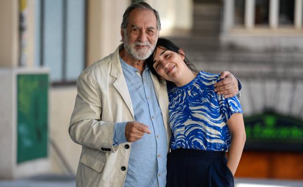 Ramón Barea y Alauda Ruiz de Azúa, actor y directora de 'Cinco lobitos'.