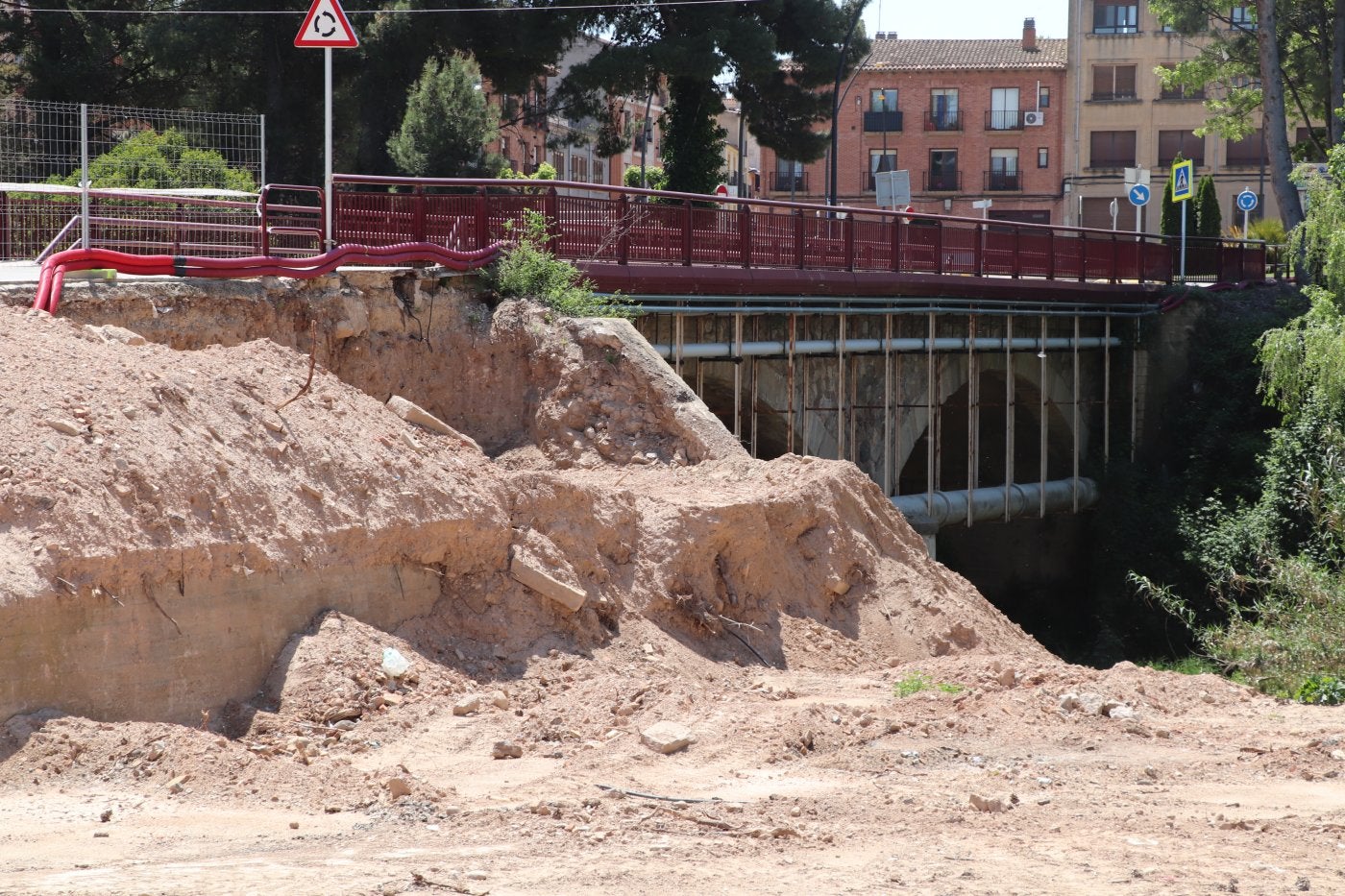 Las opiniones técnicas sobre los cálculos de los soportes de los tubos bajo el puente han frenado la obra. 