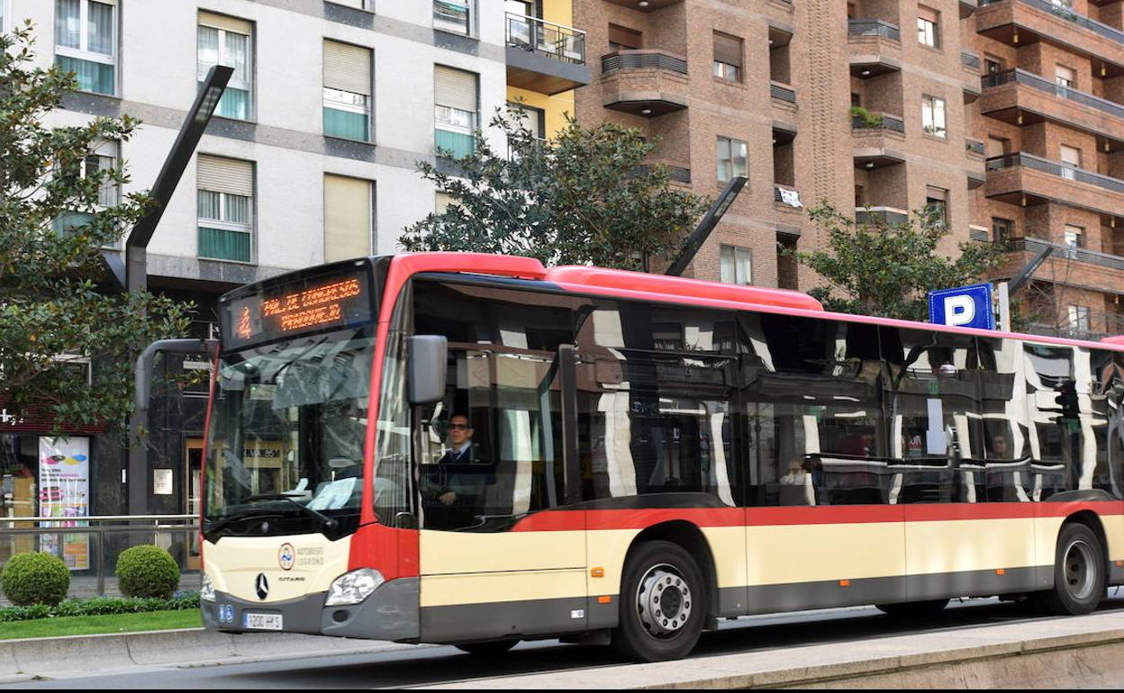 Autobús urbano en avenida de la Solidaridad. 