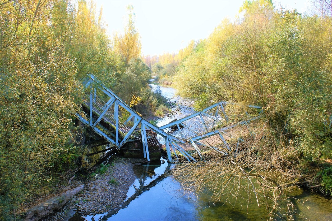 Así quedó el puente tras la retirada del camión que lo hundió. 