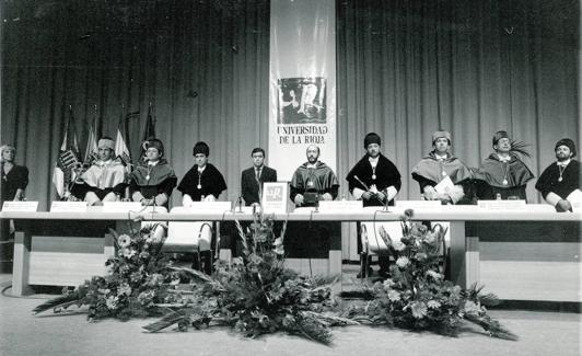 Apertura del primer curso académico de la Univesidad de La Rioja, presidida por Alfredo Pérez Rubalcaba (ministro de Educación y Ciencia 1992-1993) . 