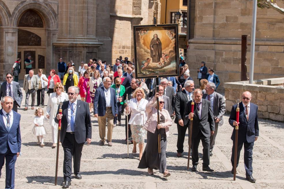 Acompañamiento a los nuevos priores, María Cruz Uruñuela y Jesús Palacios, en el traslado del cuadro del Santo a su domicilio. 