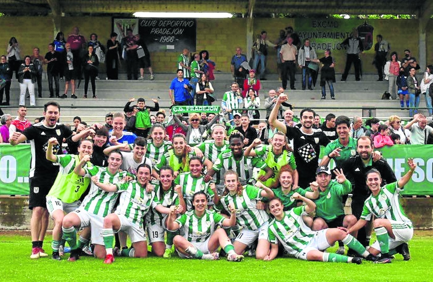 Las jugadoras del Pradejón celebran junto al cuerpo técnico y a la afición su victoria contra el Barcelona B en el Municipal. 