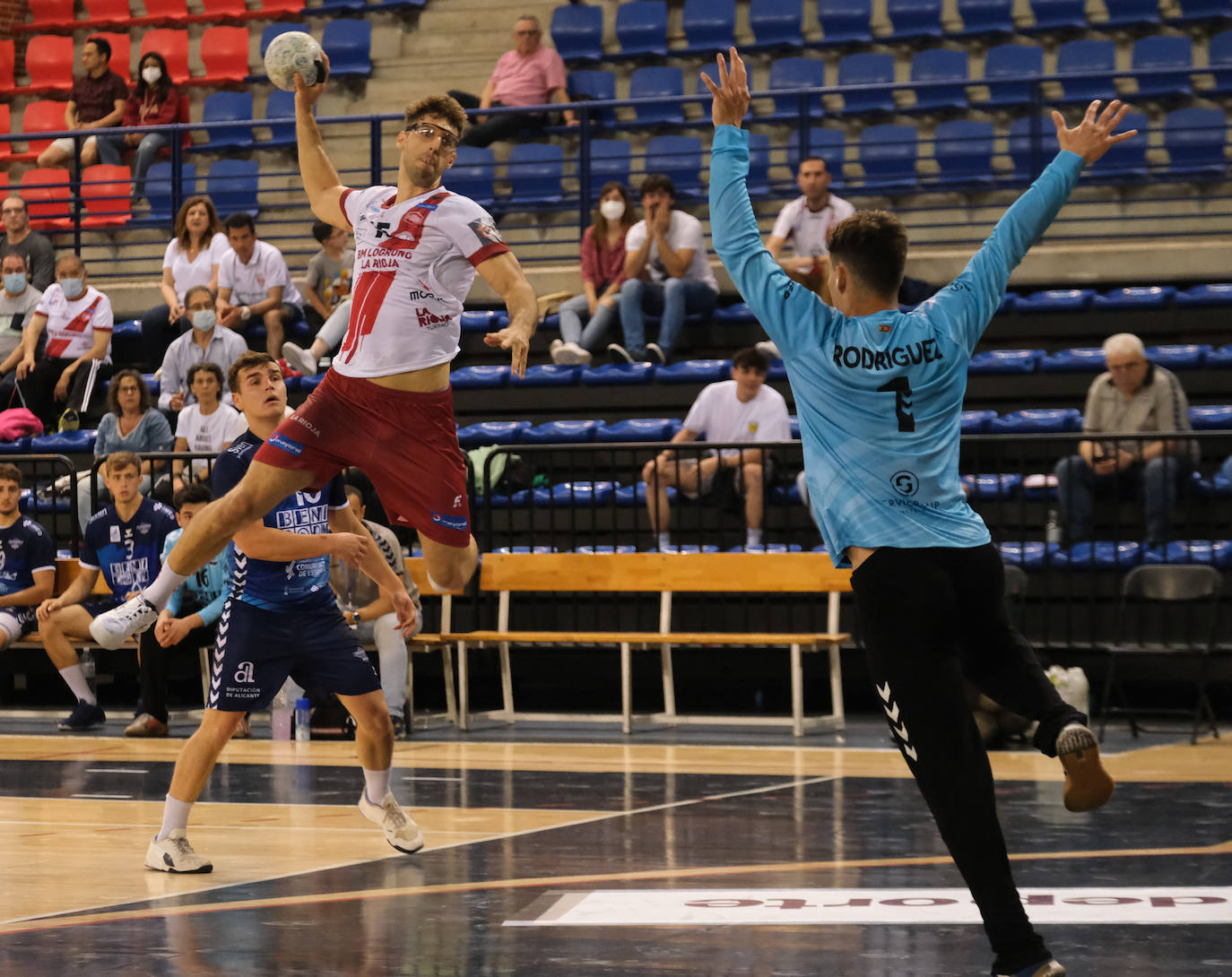 Fotos: La victoria del Logroño ante el Benidorm le acerca a Europa