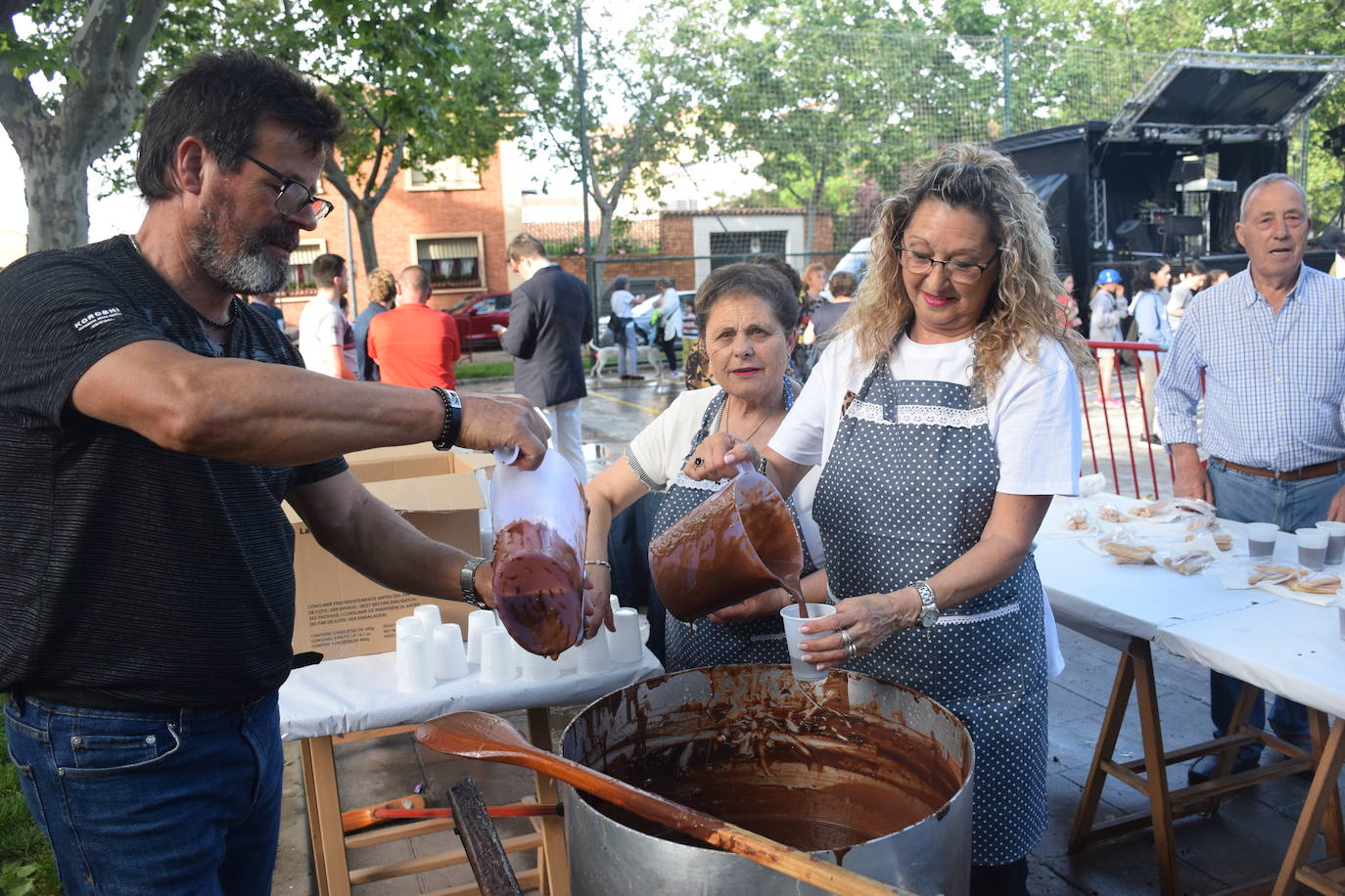 Fotos: El barrio de Varea celebra las fiestas con música y chocolate