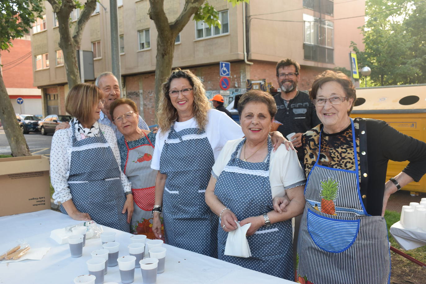 Fotos: El barrio de Varea celebra las fiestas con música y chocolate